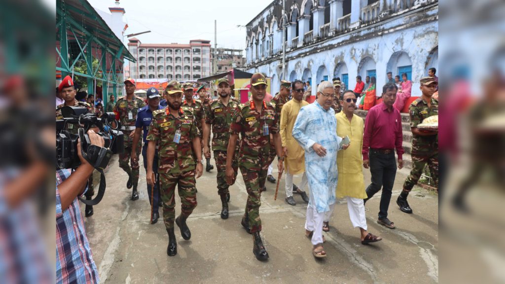 কুমিল্লায় দুর্গাপূজার মণ্ডপ পরিদর্শন করলেন সেনাবাহিনীর ৩৩ পদাতিক ডিভিশনের জিওসি