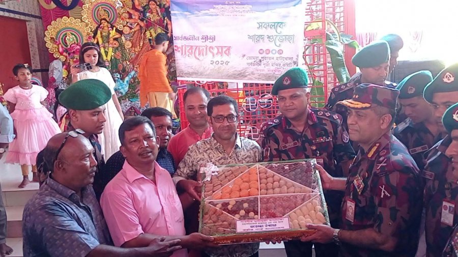 ভোমরা সীমান্তে পূজামণ্ডপ পরিদর্শন করলেন বিজিবি মহাপরিচালক