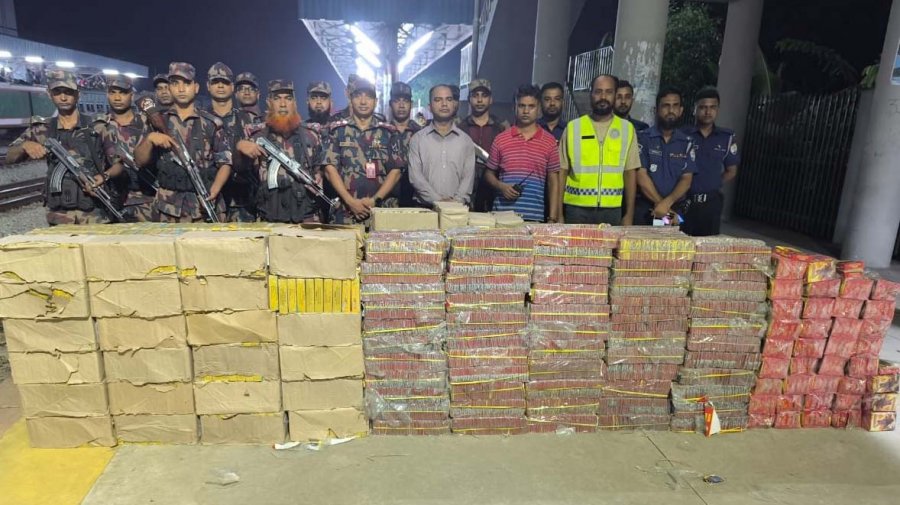 কুমিল্লায় ট্রেনে অভিযান চালিয়ে বিপুল পরিমাণ ভারতীয় বাজি জব্দ