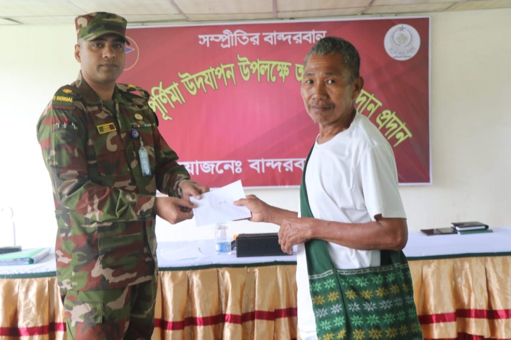 বান্দরবানে সেনাবাহিনীর উদ্যোগে প্রবারণা পূর্ণিমা উপলক্ষে আর্থিক সহায়তা বিতরণ