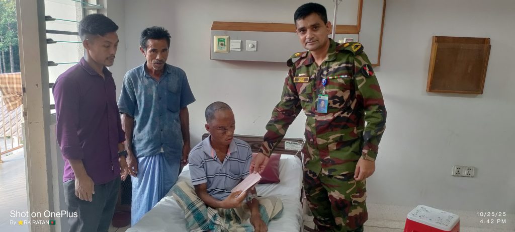 ভাল্লুকের আক্রমণে গুরুতর আহত জুমচাষীর পাশে দাঁড়ালো সেনাবাহিনীর আলীকদম জোন