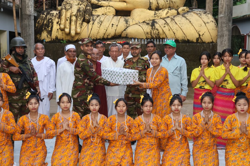 প্রবারণা পূর্ণিমা: জীনামেজু অনাথ আশ্রম বৌদ্ধবিহার পরিদর্শন করলেন আলীকদম জোন অধিনায়ক