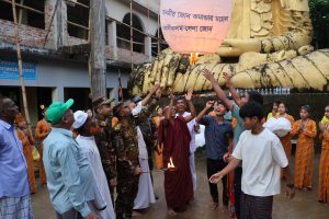 প্রবারণা পূর্ণিমা: জীনামেজু অনাথ আশ্রম বৌদ্ধবিহার পরিদর্শন করলেন আলীকদম জোন অধিনায়ক