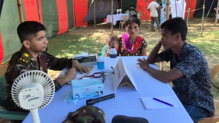 দুর্গম পাহাড়ে সেনাবাহিনীর বিনামূল্যে চিকিৎসা সেবা: তিন শতাধিক মানুষের মাঝে ওষুধ বিতরণ