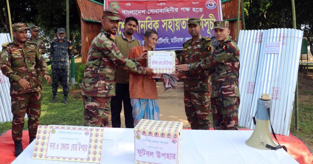 সেনাবাহিনীর মানবিক উদ্যোগ: দুঃস্থ পরিবারে সহায়তা ও ২১২ জনকে বিনামূল্যে চিকিৎসা সেবা