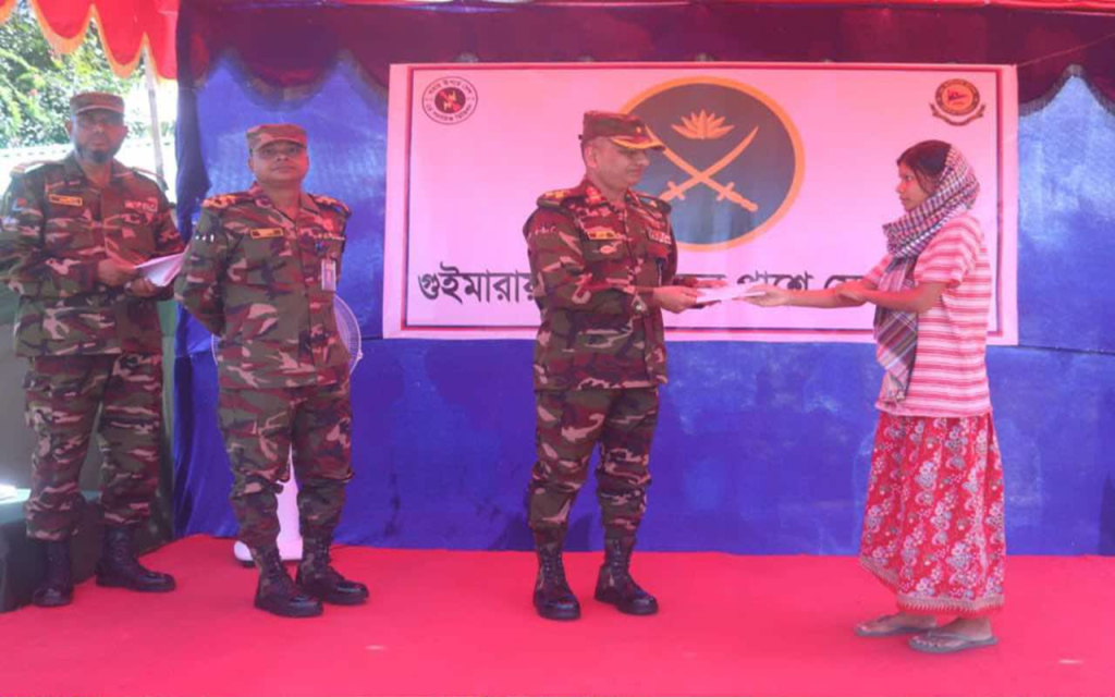 গুইমারার রামসু বাজার অগ্নিকাণ্ডে ক্ষতিগ্রস্তদের পাশে দাঁড়ালো সেনাবাহিনী