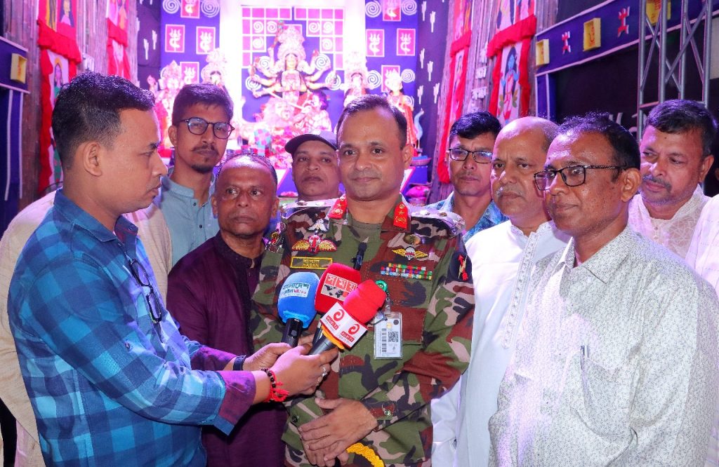 দুর্গাপূজা উপলক্ষে খাগড়াছড়িতে রিজিয়ন কমান্ডারের মন্দির পরিদর্শন, উপহার প্রদান