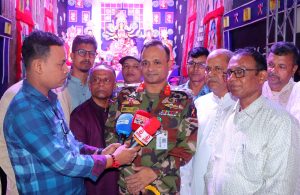 দুর্গাপূজা উপলক্ষে খাগড়াছড়িতে রিজিয়ন কমান্ডারের মন্দির পরিদর্শন, উপহার প্রদান