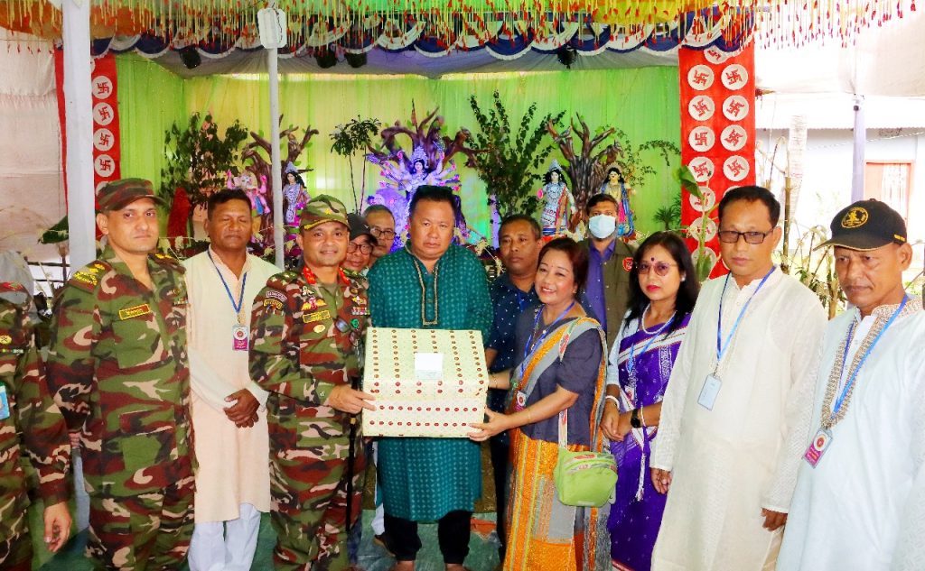 দুর্গাপূজা উপলক্ষে খাগড়াছড়িতে রিজিয়ন কমান্ডারের মন্দির পরিদর্শন, উপহার প্রদান