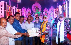 দুর্গাপূজা উপলক্ষে খাগড়াছড়িতে রিজিয়ন কমান্ডারের মন্দির পরিদর্শন, উপহার প্রদান