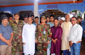 দুর্গাপূজা উপলক্ষে খাগড়াছড়িতে রিজিয়ন কমান্ডারের মন্দির পরিদর্শন, উপহার প্রদান