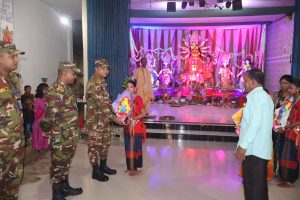 শারদীয় দুর্গাপূজা উদযাপন উপলক্ষ্যে খাগড়াছড়ি পার্বত্য জেলার লক্ষীছড়ি উপজেলার শ্রী শ্রী ব্রহ্মময়ী কালী মন্দির পূজামণ্ডপ পরিদর্শন করেছেন সেনাবাহিনীর লক্ষীছড়ি জোন অধিনায়ক লেঃ কর্নেল মো. তাজুল ইসলাম। 
আজ বুধবার সন্ধ্যায় তিনি পূজামণ্ডপ ঘুরে দেখেন এবং পূজা কমিটির সঙ্গে মতবিনিময় করেন।
পরিদর্শনকালে তার সঙ্গে উপস্থিত ছিলেন লক্ষীছড়ি জোনের মেজর সাইয়েফুর রহমান তুর্য, ক্যাপ্টেন ফাইয়াজ জামান জারিফ, ক্যাপ্টেন সাব্বির হোসেন এবং লে. মো. আরিফুল ইসলাম ইমন।
পদির্শন শেষে জোন অধিনায়ক পূজা কমিটির সভাপতি রিংকু দাসের হাতে নগদ অর্থ সহায়তা তুলে দেন। 
এসময় তিনি বলেন, পূজা মণ্ডপে আগত দর্শনার্থীদের নির্বিঘ্নে চলাচল ও নিরাপদ পরিবেশ নিশ্চিত করতে সেনাবাহিনী, পুলিশ, আনসার ও ভিডিপি সদস্যরা যৌথভাবে দায়িত্ব পালন করছে। সামরিক ও বেসামরিক প্রশাসনের সমন্বিত এই উদ্যোগ উৎসবকে শান্তিপূর্ণভাবে উদযাপনে সহায়ক হবে।
অন্যদিকে স্থানীয় জনগণ ও হিন্দু সম্প্রদায়ের প্রতিনিধিরা সেনাবাহিনীর এই উদ্যোগকে স্বাগত জানিয়ে বলেন, এ ধরনের কার্যক্রম পাহাড়ি-বাঙালি সকলের মধ্যে সম্প্রীতির বন্ধন আরও সুদৃঢ় করবে।
উল্লেখ্য, প্রতি বছর দুর্গাপূজা উপলক্ষে সেনাবাহিনী যে নিরাপত্তা ও সহায়তামূলক কার্যক্রম পরিচালনা করে, তা স্থানীয় মানুষের মধ্যে আস্থা ও সৌহার্দ্যের পরিবেশ সৃষ্টিতে ইতিবাচক ভূমিকা রাখছে।