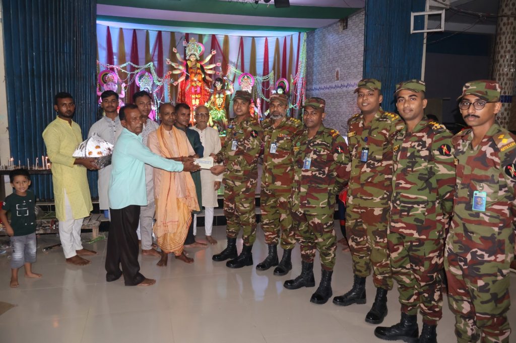 শারদীয় দুর্গাপূজা উপলক্ষ্যে লক্ষীছড়ি জোন অধিনায়কের মণ্ডপ পরিদর্শন ও আর্থিক সহায়তা প্রদান