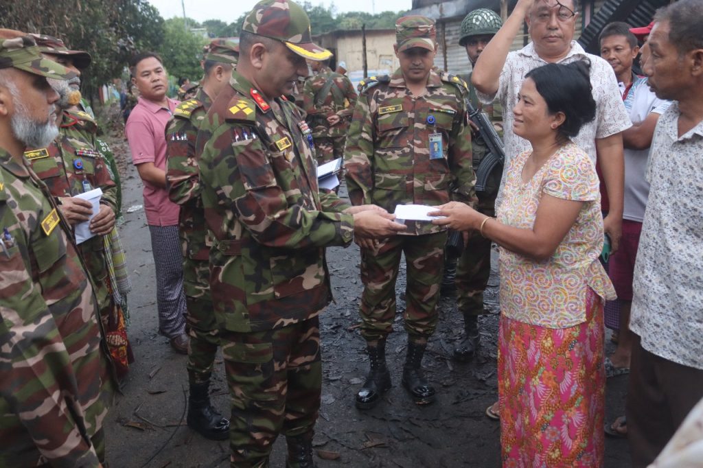 রামসু বাজারে অগ্নিকাণ্ডে ক্ষতিগ্রস্তদের মাঝে গুইমারা রিজিয়ন কমান্ডারের আর্থিক সহায়তা