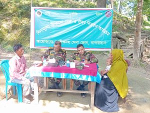 বান্দরবানের আলীকদম সেনা জোনের উদ্যোগে জানালীপাড়া আর্মি ক্যাম্পের আওতাধীন জানালীপাড়া মৈত্রী স্কুল প্রাঙ্গণে অসহায় ও দুস্থ পরিবারের মাঝে বিনামূল্যে চিকিৎসা সেবা ও ওষুধ বিতরণ করা হয়েছে।
মঙ্গলবার (১৪ অক্টোবর) সকাল ১০টা ৩০ মিনিট থেকে দুপুর ১টা পর্যন্ত চলা এই মেডিক্যাল ক্যাম্পেইনে স্থানীয় ১১৬ জন মানুষ— যার মধ্যে ৩৩ জন পুরুষ, ৫১ জন নারী ও ৩২ জন শিশু—বিনামূল্যে চিকিৎসা সেবা গ্রহণ করেন। ক্যাম্পে আগতদের বিভিন্ন রোগের প্রাথমিক চিকিৎসা, পরামর্শ ও প্রয়োজনীয় ওষুধ সরবরাহ করা হয়।
চিকিৎসা সেবা গ্রহণকারীরা সেনাবাহিনীর এমন মানবিক কার্যক্রমের প্রশংসা করে আলীকদম জোনের প্রতি আন্তরিক কৃতজ্ঞতা প্রকাশ করেন।
এ সময় আলীকদম জোনের মেডিক্যাল অফিসার উপস্থিত সবাইকে ডেঙ্গু ও ম্যালেরিয়া প্রতিরোধে সচেতনতা বাড়ানোর আহ্বান জানান। তিনি মাদক থেকে দূরে থাকা, শান্তি ও সম্প্রীতি বজায় রাখা এবং সন্ত্রাসী কার্যক্রম থেকে বিরত থাকার পরামর্শ দেন।
মেডিক্যাল অফিসার বলেন,
“বাংলাদেশ সেনাবাহিনী সবসময় জনগণের পাশে ছিল, আছে এবং ভবিষ্যতেও থাকবে। এই ধরনের চিকিৎসা ও মানবিক কার্যক্রম অব্যাহত থাকবে।”
আলীকদম সেনা জোন জানিয়েছে, পার্বত্য অঞ্চলের জনগণের স্বাস্থ্যসেবা নিশ্চিতের পাশাপাশি এলাকার শান্তি, শৃঙ্খলা ও উন্নয়ন বজায় রাখতে সেনাবাহিনী সর্বদা দায়িত্বশীল ভূমিকা পালন করছে।