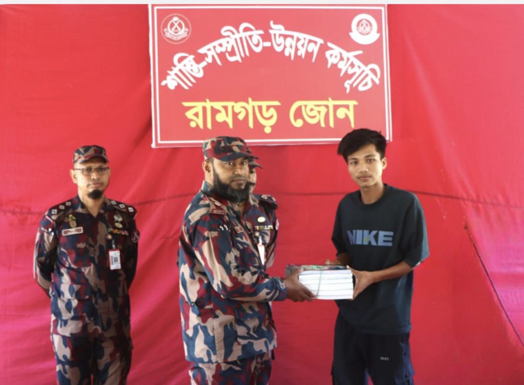 রামগড়ের দুর্গম পাহাড়ে শান্তি ও সম্প্রীতির ছোঁয়া- অসহায় মানুষের পাশে দাঁড়ালো বিজিবি