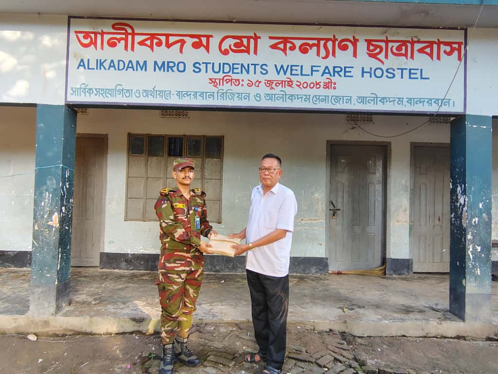 বিভিন্ন ব্যক্তি ও প্রতিষ্ঠানে আলীকদম সেনা জোনের আর্থিক সহায়তা ও চিকিৎসা সেবা