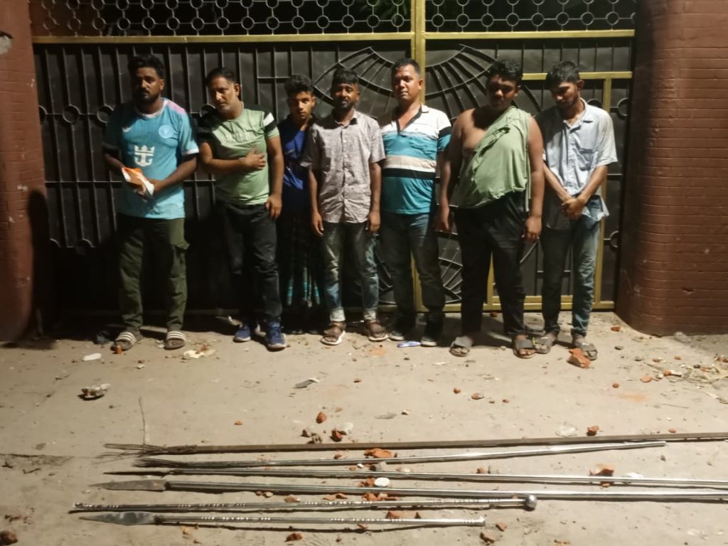 সিরাজগঞ্জে দুই গ্রুপের সংঘর্ষে উত্তেজনা, যৌথবাহিনীর অভিযানে ৭ জন গ্রেফতার