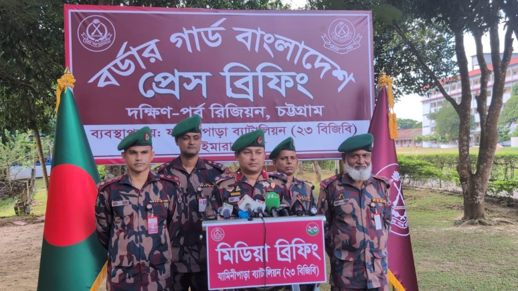 খাগড়াছড়ি সীমান্তে ১৯ কোটি টাকার চোরাচালান মালামাল ও অস্ত্র উদ্ধার করল বিজিবি