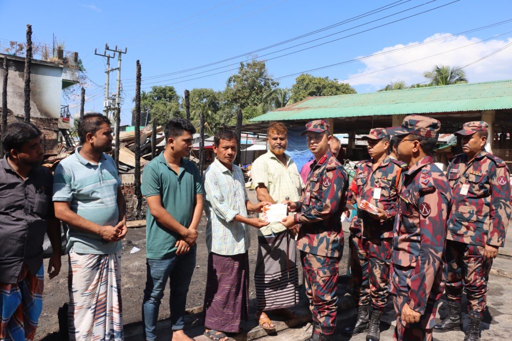 থানচির বলিপাড়ায় অগ্নিকাণ্ডে ক্ষতিগ্রস্তদের পাশে দাঁড়াল বিজিবির বলিপাড়া ব্যাটালিয়ন