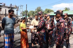 থানচির বলিপাড়ায় অগ্নিকাণ্ডে ক্ষতিগ্রস্তদের পাশে দাঁড়াল বিজিবির বলিপাড়া ব্যাটালিয়ন