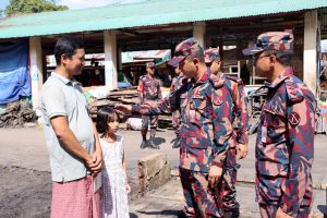 থানচির বলিপাড়ায় অগ্নিকাণ্ডে ক্ষতিগ্রস্তদের পাশে দাঁড়াল বিজিবির বলিপাড়া ব্যাটালিয়ন