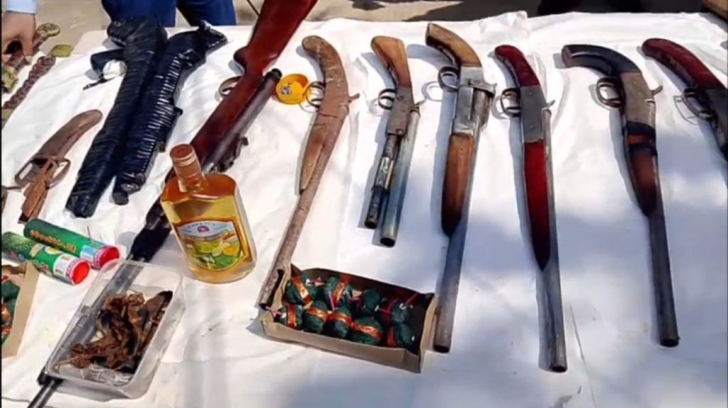 রাউজানে বসতঘর থেকে বিপুল পরিমাণ আগ্নেয়াস্ত্র উদ্ধার করল র্যাব