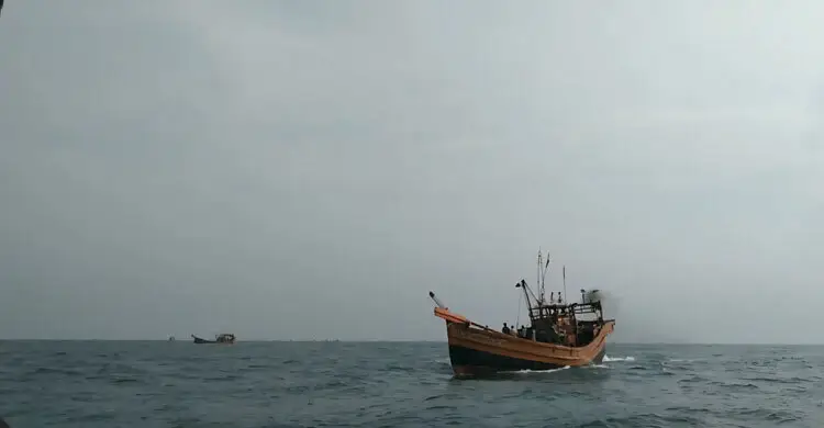 বাংলাদেশে নিষেধাজ্ঞা, মাছ শিকার করে নিয়ে যাচ্ছে ভারতীয় জেলেরা