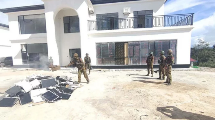 ইন্টারনেট প্রতারণা কেন্দ্রে অভিযান: স্টারলিংকের ৪০টি ডিভাইস জব্দ করল মিয়ানমার জান্তা বাহিনী