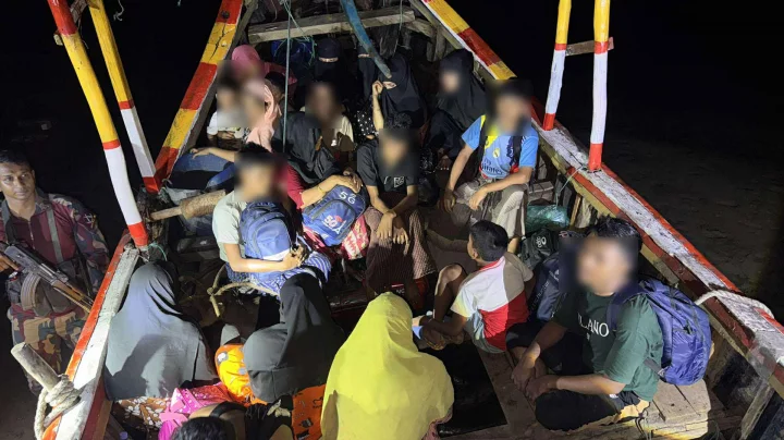 অবৈধভাবে বিদেশে পাচারের সময় টেকনাফে ২৯ রোহিঙ্গা নাগরিককে উদ্ধার করল বিজিবি