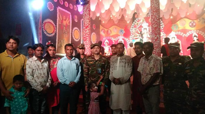 দুর্গোৎসব উপলক্ষে পূজামণ্ডপ পরিদর্শন ও অনুদান দিলেন দীঘিনালা জোন অধিনায়ক