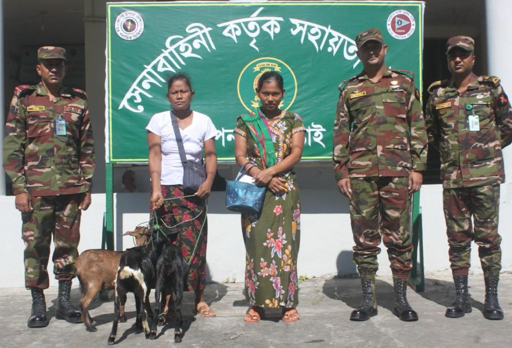 কাপ্তাইয়ে সম্প্রীতি ও উন্নয়ন প্রকল্পে দরিদ্র পরিবারে ছাগল ও হাঁস-মুরগি বিতরণ সেনাবাহিনীর