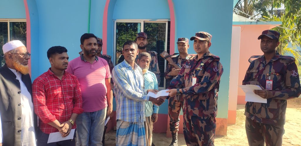 নাইক্ষ্যংছড়ির বাইশারী বাজারে অগ্নিকাণ্ড: ক্ষতিগ্রস্ত ব্যবসায়ীদের পাশে দাঁড়াল ১১ বিজিবি