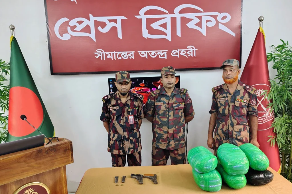 কুমিল্লায় বিজিবির অভিযান, গাঁজার প্যাকেটে মিলল ২ ভারতীয় পিস্তল
