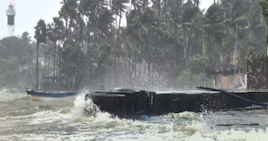 ঘূর্ণিঝড় সতর্কতায় ভারতে তিন রাজ্যে রেড অ্যালার্ট জারি, বাতিল ৪৭টি ফ্লাইট