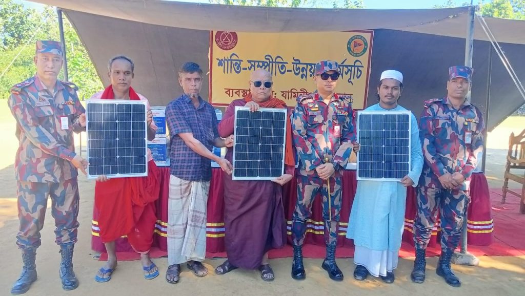 শান্তি–সম্প্রীতি কর্মসূচির আওতায় ধর্মীয় প্রতিষ্ঠানে সোলার প্যানেল বিতরণ করল যামিনীপাড়া ব্যাটালিয়ন