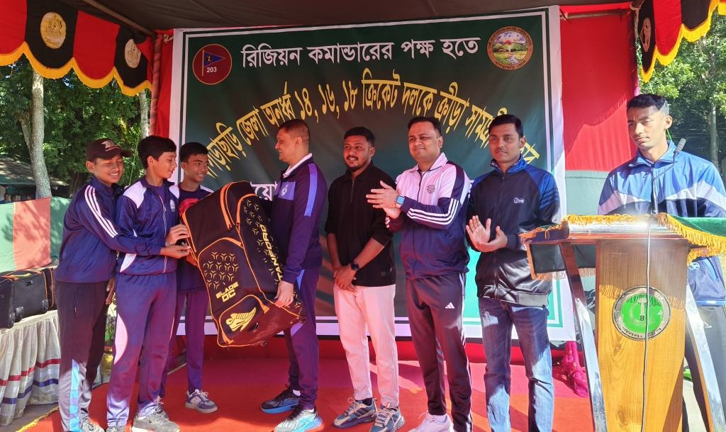 খাগড়াছড়িতে তরুণ ক্রিকেটারদের মাঝে ক্রীড়া সামগ্রী বিতরণ করল সেনাবাহিনী
