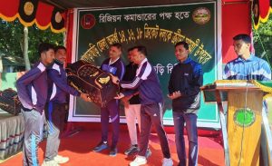 খাগড়াছড়িতে তরুণ ক্রিকেটারদের মাঝে ক্রীড়া সামগ্রী বিতরণ করল সেনাবাহিনী