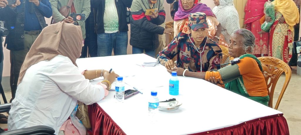 দিনাজপুরের বিরলে বিজিবির বিনামূল্যে চিকিৎসা সেবা ও শীতবস্ত্র বিতরণ কর্মসূচি