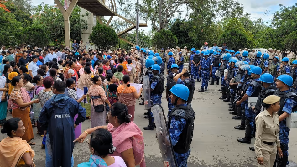 মণিপুরে নিরাপত্তা বাহিনীর সাথে বাস্তুচ্যুত গ্রামবাসীদের সংঘর্ষ, টিয়ার গ্যাস ব্যবহার