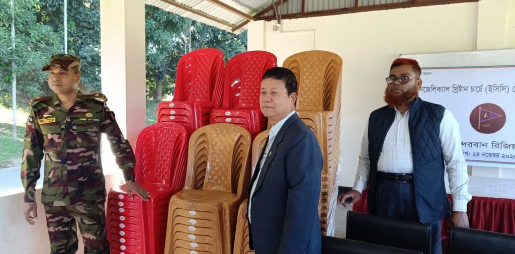 বান্দরবানে ইভানজেলিক্যাল খ্রিষ্টান চার্চে সেনাবাহিনীর পক্ষ হতে সরঞ্জামাদি উপহার