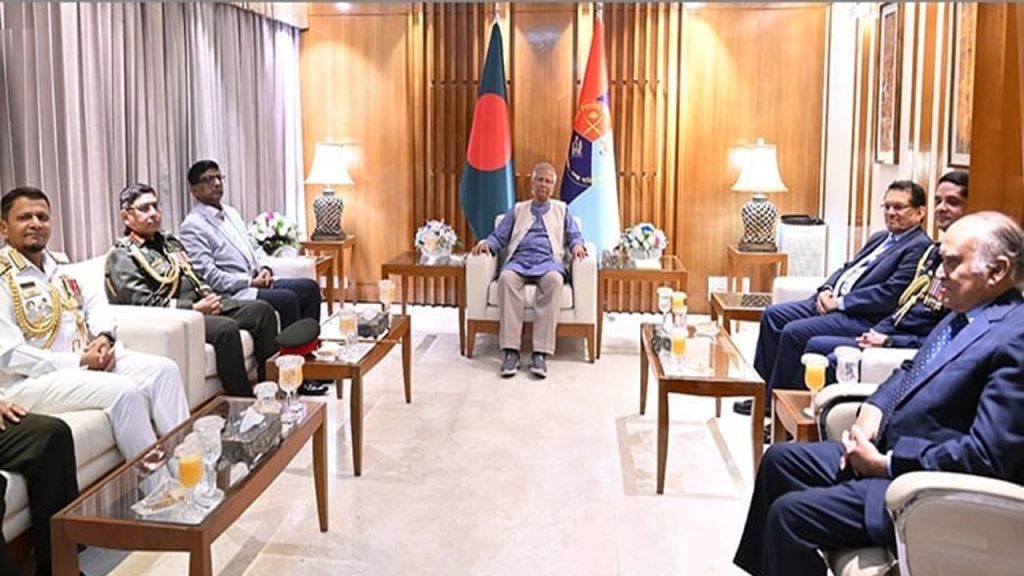 প্রধান উপদেষ্টার সঙ্গে তিন বাহিনীর প্রধানদের সাক্ষাৎ