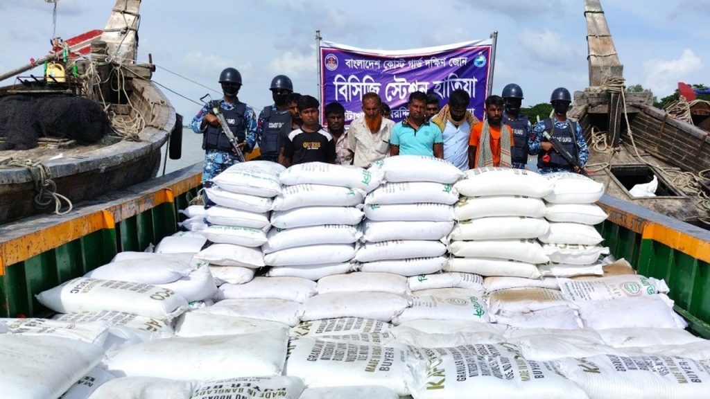 হাতিয়ায় মাদকের বিনিময়ে মিয়ানমারে সার পাচারকালে আটক ৯