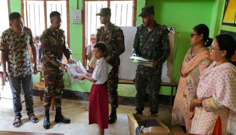 বিলাইছড়িতে সেনাবাহিনীর মানবিক উদ্যোগ: অসহায় শিক্ষার্থীদের মাঝে শিক্ষা সামগ্রী বিতরণ