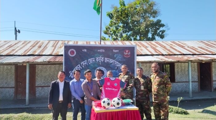 কুতুকছড়ি মাউরুম কলেজে সেনাবাহিনীর উদ্বুদ্ধকরণ ক্লাস ও ক্রীড়া সামগ্রী বিতরণ