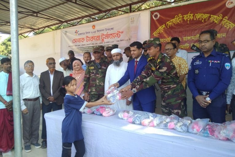 রাঙামাটিতে পাহাড়ি নারী খেলোয়াড়দের মাঝে সেনা জোনের ক্রীড়া সামগ্রী বিতরণ