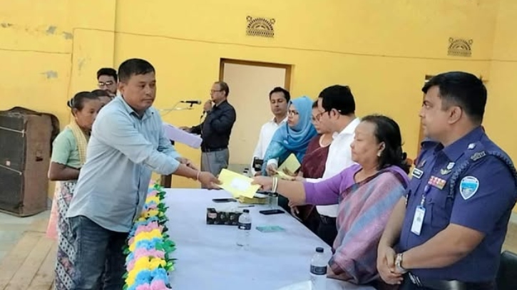 গুইমারা ও স্বনির্ভর বাজার সহিংসতায় ক্ষতিগ্রস্তদের মাঝে সহায়তা বিতরণ