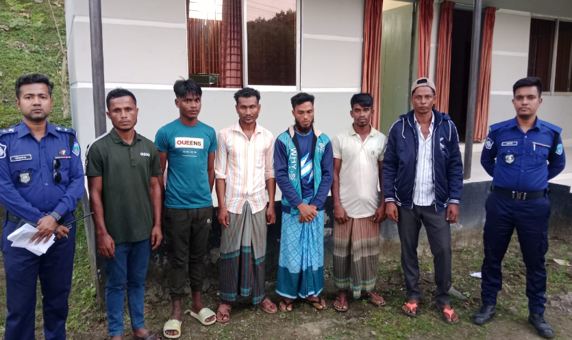 সেনাবাহিনীর কঠোর নজরদারি: রেইচা আর্মি ক্যাম্প চেকপোস্টে ৬ রোহিঙ্গা আটক