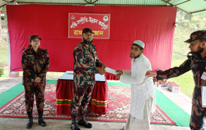 শান্তি, সম্প্রীতি ও উন্নয়ন কর্মসূচির আওতায় রামগড়ে বিজিবির মানবিক সহায়তা বিতরণ