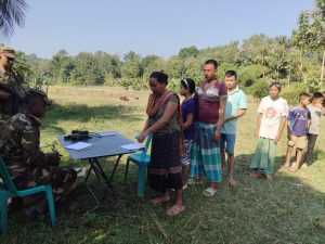 পার্বত্য খাগড়াছড়ির দুর্গম বেলাক্ষ পাড়ায় বহু বছর ধরে নিয়মিত স্বাস্থ্যসেবার ঘাটতি স্থানীয় জনগণের নিত্যদিনের বাস্তবতা। বিশেষ করে নারী, শিশু ও বয়স্করা বেশিরভাগ সময় চিকিৎসা থেকে বঞ্চিত থাকেন। এমন বাস্তবতায় বাংলাদেশ সেনাবাহিনীর লক্ষীছড়ি জোনের উদ্যোগে শুক্রবার (২১ নভেম্বর ২০২৫) আয়োজিত বিনামূল্যের এই মেডিকেল ক্যাম্প এলাকাজুড়ে একপ্রকার স্বস্তির পরশ বয়ে আনে।

দুপুর ১২টা থেকে ১টা ৩০ মিনিট পর্যন্ত আয়োজিত এই চিকিৎসা কার্যক্রমে পাহাড়ি ক্ষুদ্র নৃ-গোষ্ঠীর নারী, পুরুষ ও শিশুসহ মোট ২০০ জনকে বিনামূল্যে চিকিৎসা প্রদান করা হয়। সাধারণ রোগ নির্ণয় থেকে শুরু করে প্রয়োজনীয় ওষুধ বিতরণ—সবই ছিল সেনাবাহিনীর পক্ষ থেকে সম্পূর্ণ বিনামূল্যে। দীর্ঘদিন পর ঘরের কাছে এমন স্বাস্থ্যসেবা পেয়ে স্থানীয়রা সন্তোষ প্রকাশ করেন এবং এটিকে “জীবনমান উন্নয়নে সরাসরি প্রভাব ফেলবে” বলে মন্তব্য করেন।

স্থানীয়দের মতে, দুর্গম বেলাক্ষ পাড়া এলাকায় প্রাথমিক স্বাস্থ্যসেবা নিশ্চিত করা অত্যন্ত কঠিন। সেখানে সেনাবাহিনীর এই উদ্যোগ শুধু চিকিৎসা সেবা নয়—এটি মানবিক দায়িত্ববোধের একটি উজ্জ্বল উদাহরণ, যা পাহাড়ি জনপদের মানুষের সঙ্গে রাষ্ট্রীয় প্রতিষ্ঠানের আস্থা ও বিশ্বাসকে আরও সুদৃঢ় করেছে। বিশেষ করে নারী ও শিশুরা যে সহজে স্বাস্থ্য পরামর্শ ও সেবা পেয়েছেন, তা এলাকাবাসীর কাছে বড় সহায়তা হিসেবে বিবেচিত হচ্ছে।

সেনাবাহিনীর কর্মকর্তারা জানান, দুর্গম এলাকায় বসবাসকারী মানুষের মৌলিক চাহিদা পূরণে তারা সবসময় সর্বোচ্চ চেষ্টা চালিয়ে যাচ্ছে। শুধুমাত্র নিরাপত্তা নয়—শান্তি, উন্নয়ন এবং মানবিক সেবায়ও সেনাবাহিনী নিজেদের অঙ্গীকার অব্যাহতভাবে পালন করে যাচ্ছে।

প্রসঙ্গত, দেশের অগ্রগতি ও পাহাড়ি অঞ্চলে স্থিতিশীলতা বজায় রাখতে বাংলাদেশ সেনাবাহিনী বহু দিন ধরে চিকিৎসাসেবা, শিক্ষা সহায়তা, ত্রাণ কার্যক্রম ও বিভিন্ন উন্নয়নমূলক উদ্যোগ পরিচালনা করে আসছে, যা স্থানীয় জনগণের জীবনমান উন্নয়নে গুরুত্বপূর্ণ ভূমিকা রাখছে।